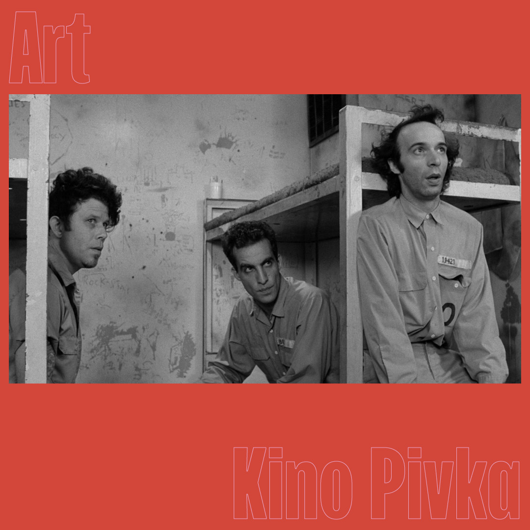 Fotografija iz filma Pod udarom zakona na rdeči podlagi